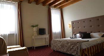 Franciscus Hotel Verona Buitenkant foto